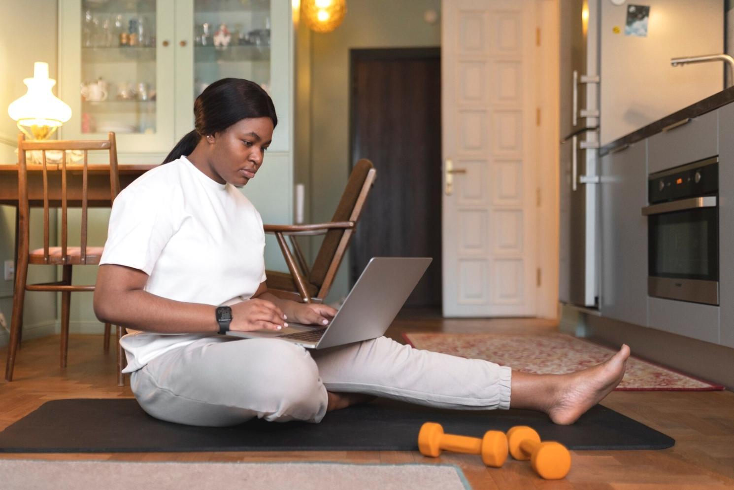 Étudiants travaillant sur des projets financiers concrets avec des données réelles