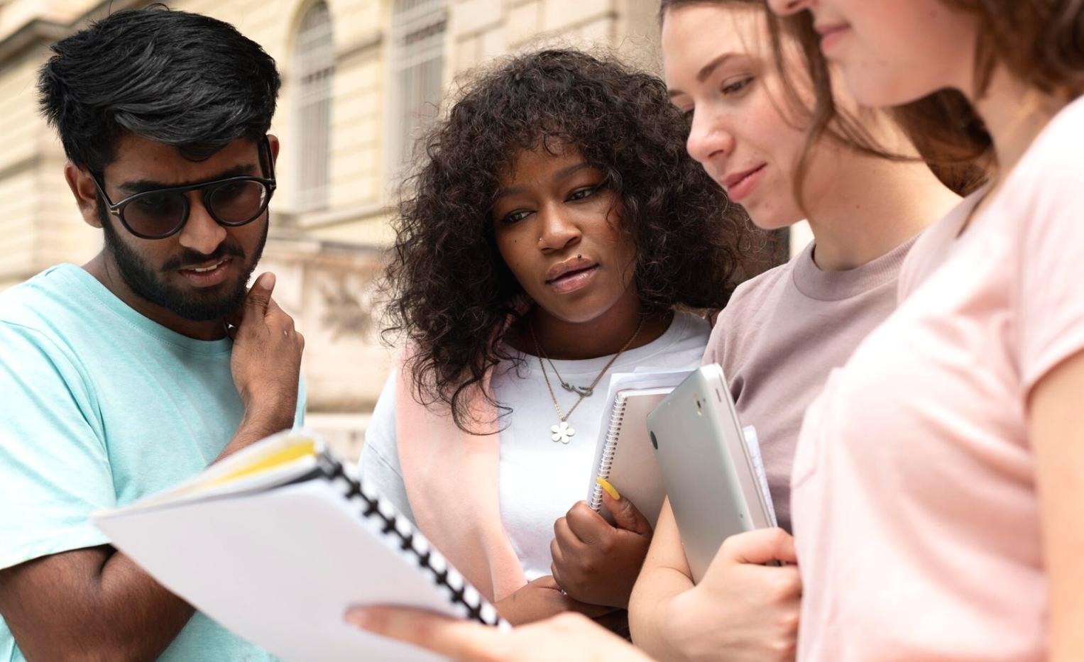 Équipe Zephyrivora travaillant sur les communications financières et la gestion de projets clients